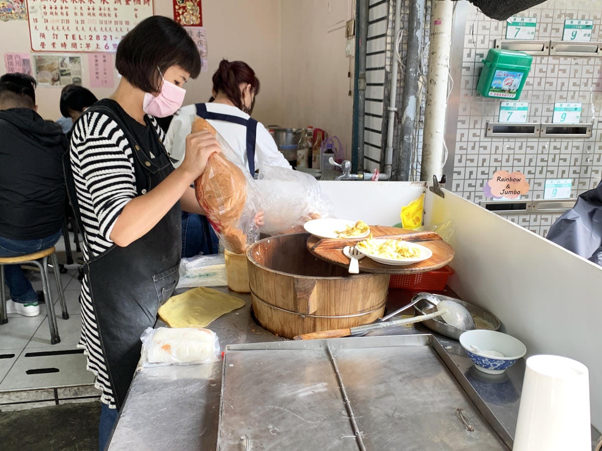 【不專業食記】台北北投|早起吃早餐~「石牌無名手工蛋餅」與花 【不專業食記】台北北投|早起吃早餐~「石牌無名手工蛋餅」與花