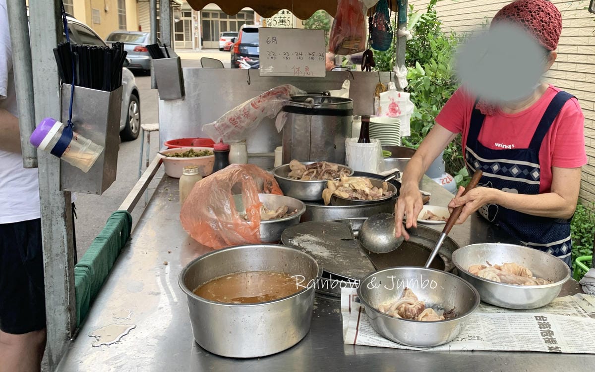 【不專業食記】台中東區|在地人餐車美食-胎哥湯|美味的豬雜湯 【不專業食記】台中東區|在地人餐車美食-胎哥湯|美味的豬雜湯