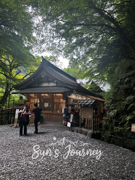 2025 Rainbow京都快閃之旅|貴船神社(きふねじんじゃ)|交通攻略及水占卜體驗|藏在山林裡的療癒系能量神社 - 第15張圖 2025 Rainbow京都快閃之旅|貴船神社(きふねじんじゃ)|交通攻略及水占卜體驗|藏在山林裡的療癒系能量神社