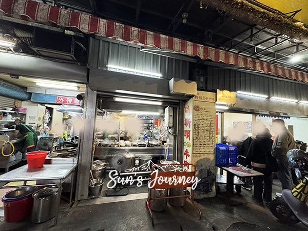 【不專業食記】桃園中壢|正宗新明老牌牛肉麵|新明市場牛肉麵一條街,免費加湯、加麵的老牌牛肉麵|中壢牛肉麵 - 第1張圖 【不專業食記】桃園中壢|正宗新明老牌牛肉麵|新明市場牛肉麵一條街,免費加湯、加麵的老牌牛肉麵|中壢牛肉麵